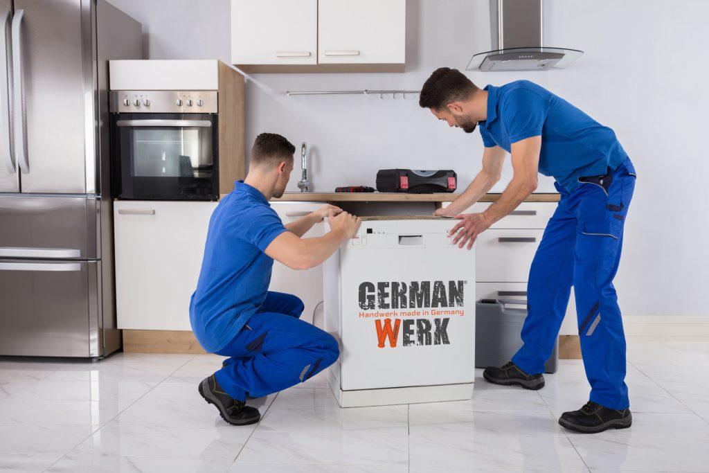 German Werk Mitarbeiter bauen eine Küche auf