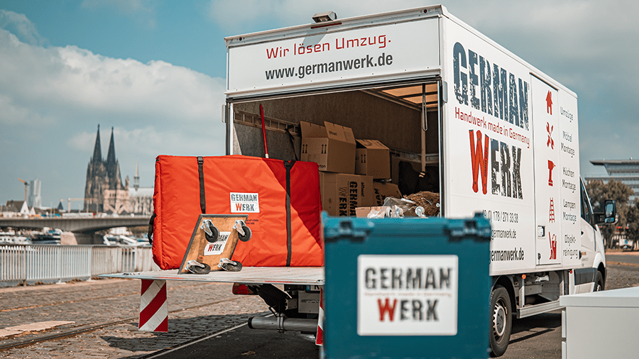 German Werk GmbH vor dem Kölner Dom