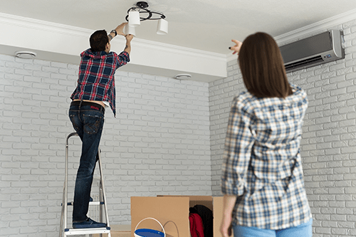 Pärchen, welches die Deckenlampe selbst installiert