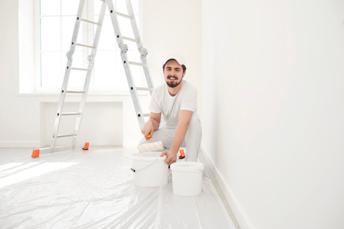 Malerarbeiten nach dem Umzug in Köln. Maler in renovierter Wohnung.